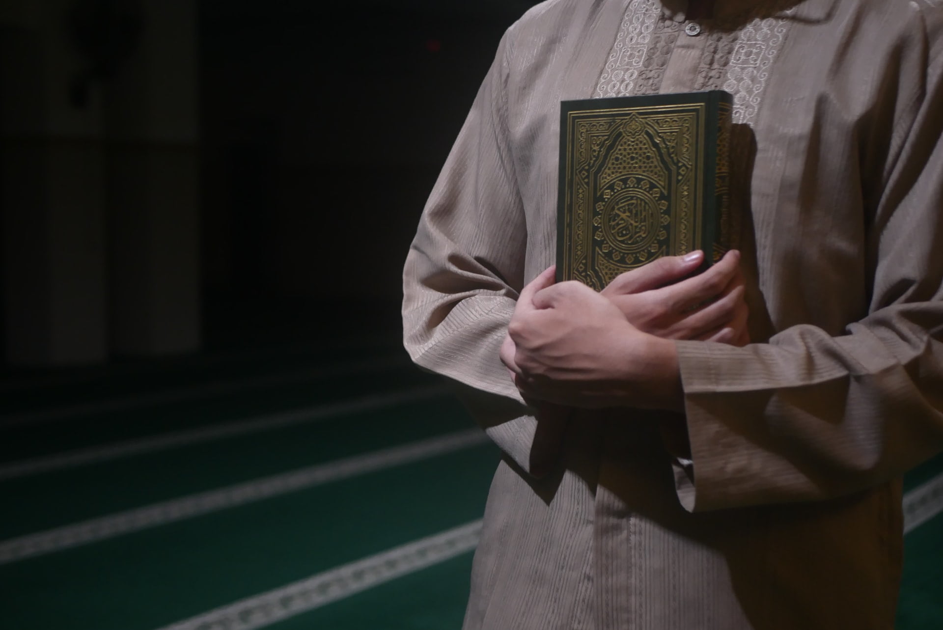 القُرآن.. بين قلبين