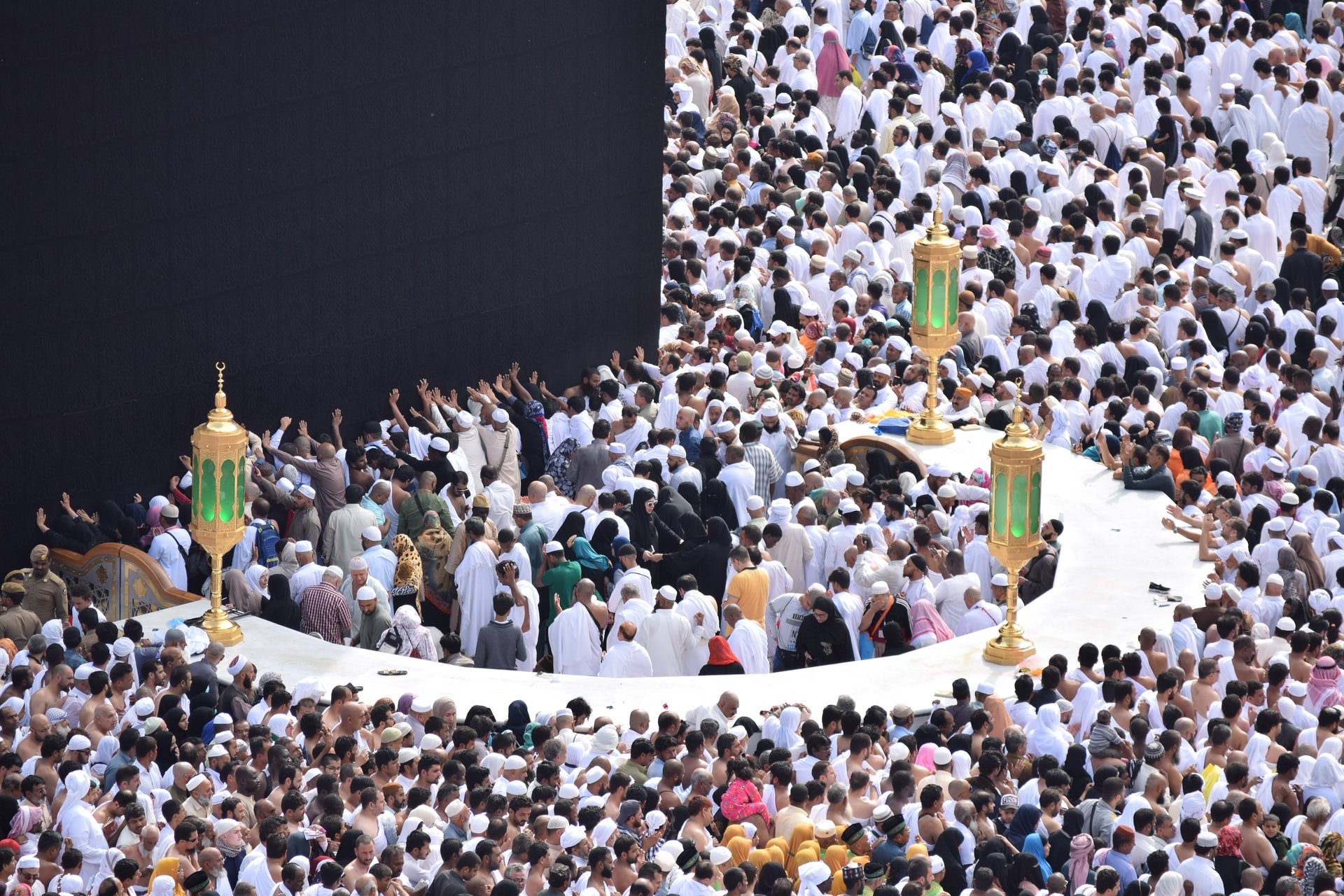 الترحم والاستغفار لمن مات من غير المسلمين