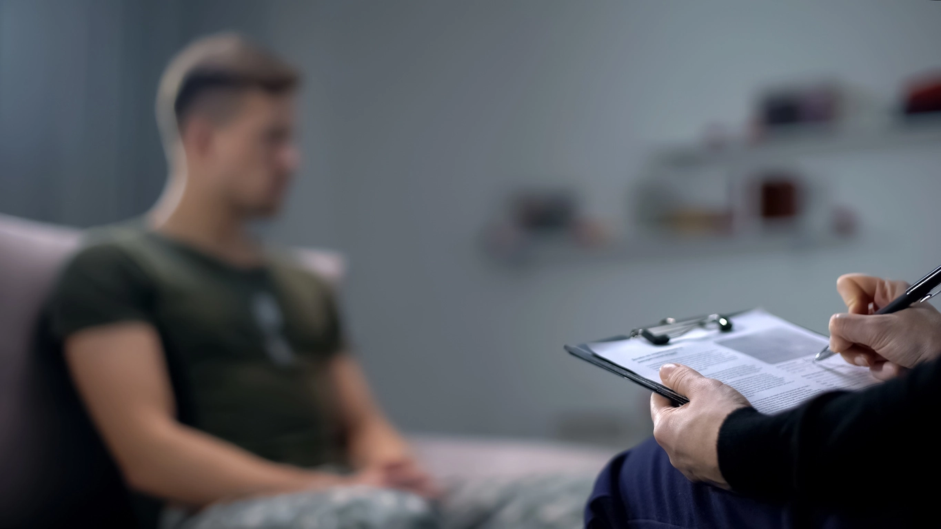 لماذا تَطُول قوائم الانتظار لدى المعالجين النفسيين؟